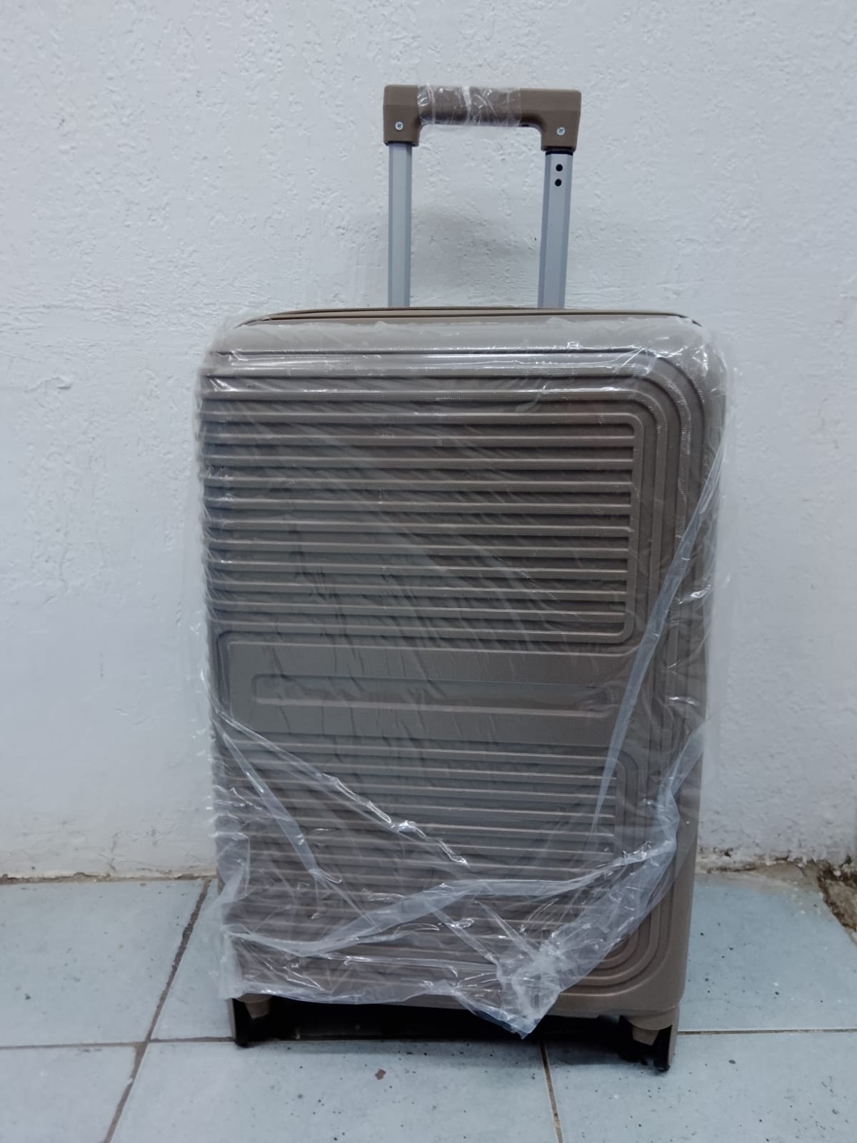 Single Piece Small Size 30 Travel Suitcase Kenya | Hii Style by Shiquo